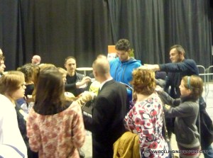 Mark is surrounded by Autógraph collecters